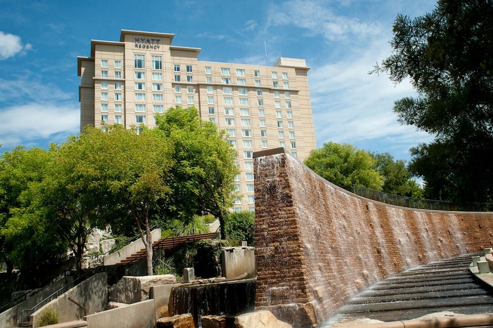 Отель Hyatt Regency Уичита Экстерьер фото