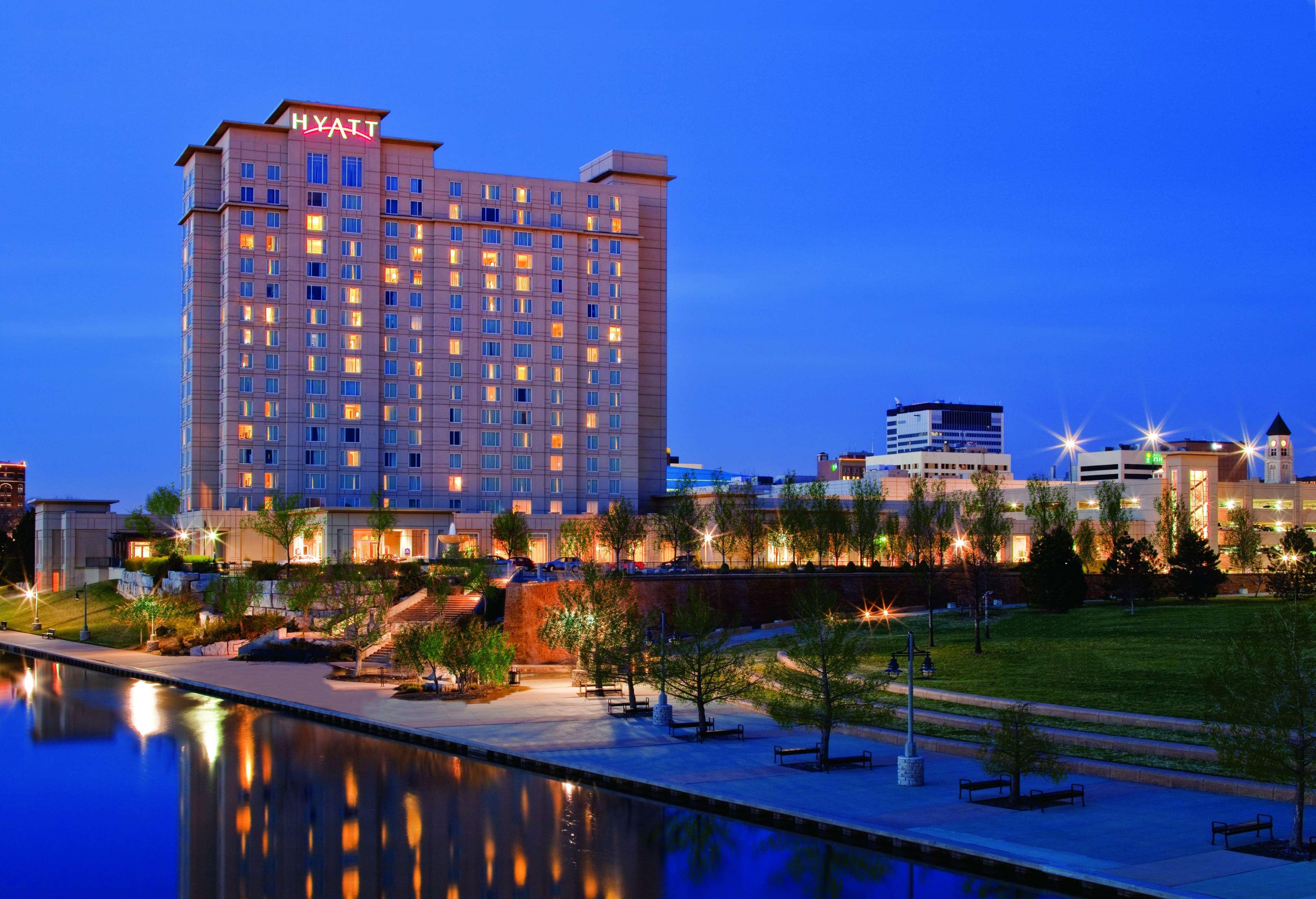 Отель Hyatt Regency Уичита Экстерьер фото