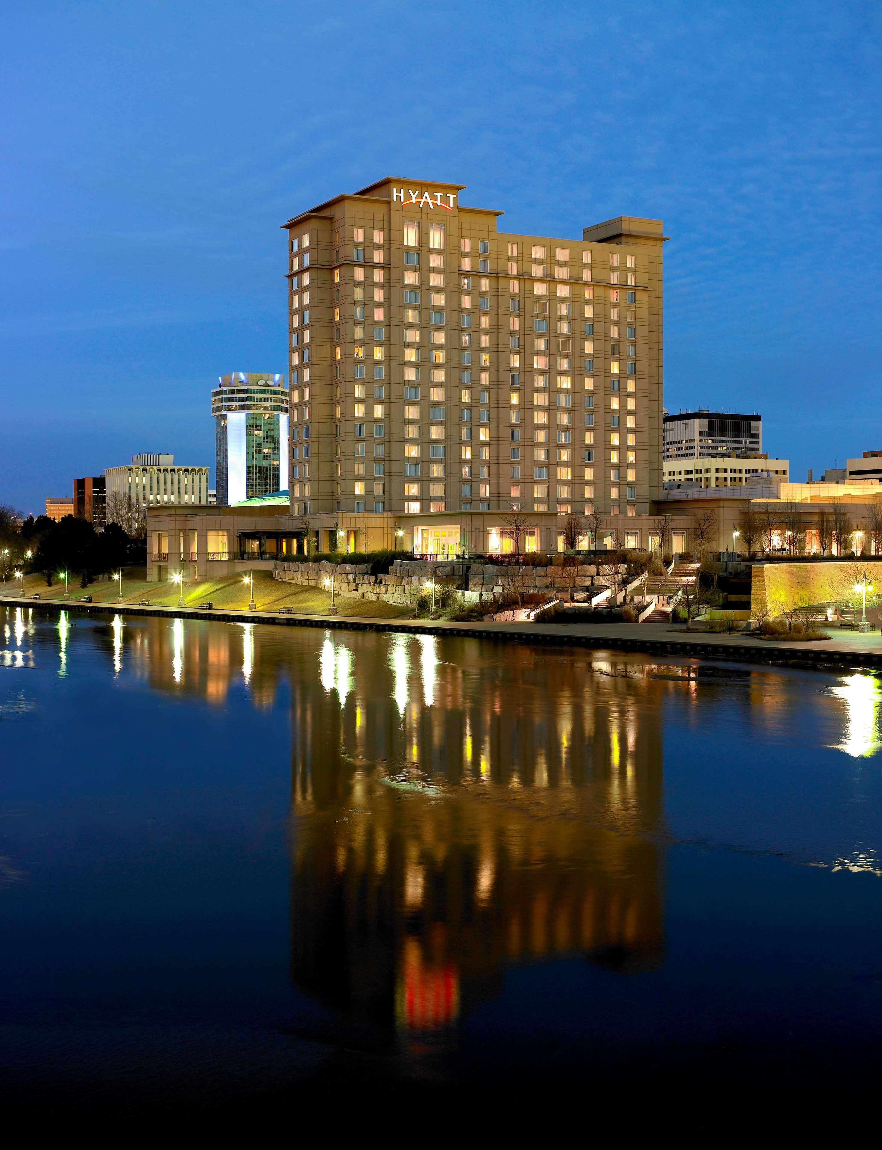 Отель Hyatt Regency Уичита Экстерьер фото