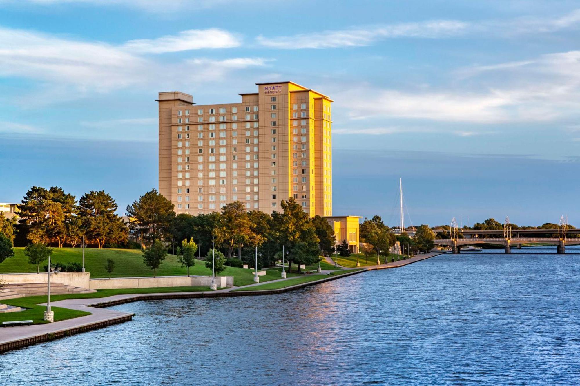 Отель Hyatt Regency Уичита Экстерьер фото